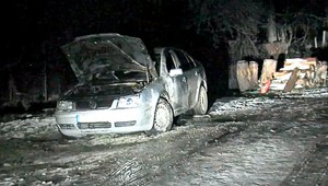 Policajtovi sa vyhrážali podpálením auta. V noci horela kapota a interiér