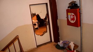 Muž vyčíňal v byte svojej matky. Vyhrážal sa jej smrťou, hlavou ničil dvere