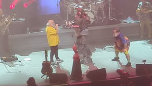 Želal si, aby strelec neminul! Nevhodný vtip po atentáte ukončil turné kapely známeho herca!