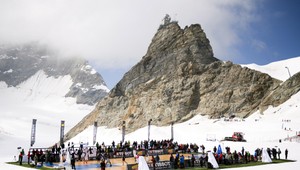 Basketbal v oblakoch. Parker hostiteľom zápasu na švajčiarskom ľadovci