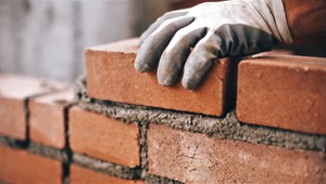 Veľké stavebné projekty sú ohrozené: Zmluvy nezohľadňujú nárast cien materiálov