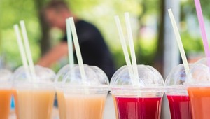 Francúzsko bojuje proti plastovým riadom, výrobcovia sú proti