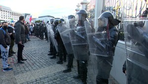 Páchateľom, ktorí zranili policajtov, ale aj organizátorom protestov, hrozí trest
