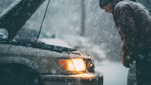 Viete, ako sa pripraviť na prvý sneh? Veľký prehľad pre vodičov, rodičov aj seniorov!