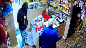 Drogy alebo psychická porucha? Večierku vylúpil s nožom v ruke