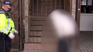 Obnažený a zúbožený muž chodil po uliciach Humenného. Pomoc niekoľkokrát odmietol