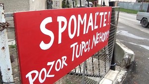 Za rok a pol v plote skončilo 15 áut. Majiteľka domu vyrobila veľavravnú tabuľu