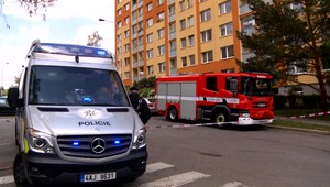 V Prahe muselo okamžite opustiť svoje byty 80 ľudí. V byte našli mŕtvu ženu a granát