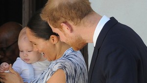Vianočná pohľadnica Harryho s Meghan láme rekordy. Archie je na zjedenie!