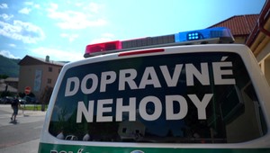 Dôchodca zrazil matku s dcérou. Po zrážke ostalo 6-ročné dieťa zakliesnené  pod autom