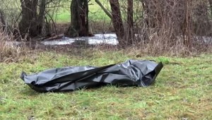 Potok vyplavil telo muža. Pri vode najprv našli jeho čiapku a mysleli si, že ju iba stratil