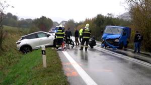 Vodič neprispôsobil svoju jazdu stavu vozovky. Zdemolované autá blokovali cestu