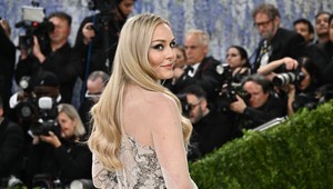 Šaty jej šili tisíce hodín. Lindsey VONN zažiarila na Met Gala