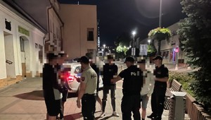 Policajná akcia na tínedžerov: Jednému mladíkovi ulievala alkohol aj mama