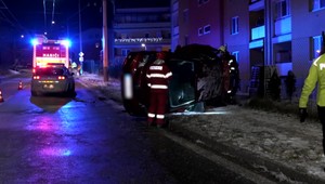 Dopravná nehoda na sídlisku: Vodič ušiel z miesta nehody a posádke prevráteného auta nepomohol