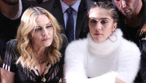 Madonnina dcéra šokuje vzhľadom: Na verejnosti sa objavila nahá a chlpatá