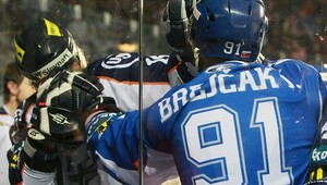 Záver štvrtého hokejového finále okorenili nechutné bitky