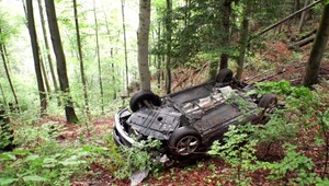 Mladý vodič sa druhýkrát narodil. Jeho auto sa zrútilo zo zrázu, mal šťastie, že ho zastavili stromy