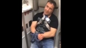 Doktor sa snažil počas letu otvoriť dvere lietadla. Personál ho musel spacifikovať