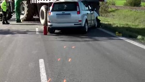 Vážna dopravná nehoda: Osobné auto narazilo a zostalo zakliesnené pod vlečkou traktora