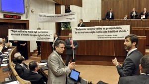 Rozruch v parlamente: Smeráci roztiahli transparenty