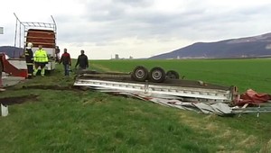 Vodiči pozor! Silný nárazový vietor kosí nákladiaky