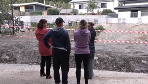 Na zosuv svahu pri domoch mal pomôcť bager. Priviezli ho ale bez bagristu