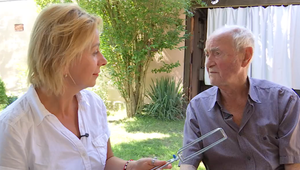 90-ročný Slovák vynašiel pomôcku na obliekanie ponožiek pre seniorov. Dal si to aj patentovať