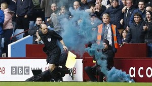 VIDEO. V Premier League zasiahla dymovnica asistenta rozhodcu