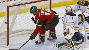 Už ste videli gól krosčekom? V NHL je všetko možné!