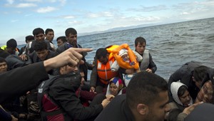 Dramatická záchrana. Dobrovoľníci vyťahovali migrantov z rozbúreného mora