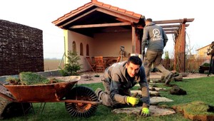 Dvaja fešáci a NOVÁ ZÁHRADA. Pozrite sa, ako to robia...