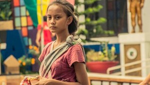 Žobrala na ulici, keď upútala fotografa: Jediný záber jej zmenil život, takto dnes vyzerá