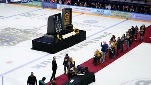 S Adamom Johnsonom (†29) sa lúčila celá hokejová aréna, slová snúbenice lámu srdce