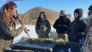 Niektoré prišli v sukni, teraz vedia rozobrať samopal: Ukrajinky dávajú vojne ženskú tvár