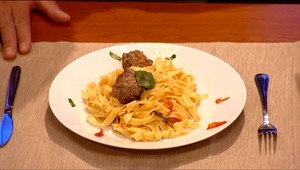 Špagety s mäsovými guľkami v paradajkovej omáčke