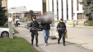 Nabúral päť áut a odkráčal preč. Alkohol nebol jediným problémom