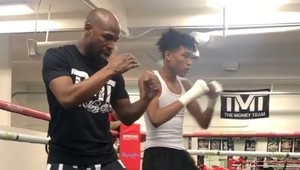 Mayweather trénuje syna, ten však chce preraziť v inej brandži