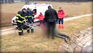 Hasiči vytiahli z rybníka mŕtvu ženu. Totožnosť neznáma
