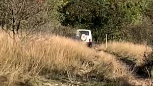 Lesom sa premávalo terénne auto. Čo robil Rus v našom chránenom krajinnom území?