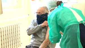 Niektoré slovenské nemocnice už začali tvoriť zoznamy náhradníkov na očkovanie