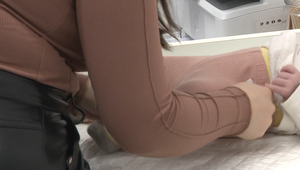 Bábätko s modrinami a zlomeninami skončilo v nemocnici. Polícia vyšetruje podozrenie na týranie