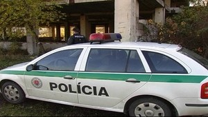 Otčim vraj nevlastnú dcérku (10) chytal za prsia