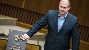 Módna polícia z parlamentu. Kotleba sa postaral o faux pas