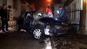 Jazdil pod vplyvom alkoholu. Autom skončil vo dvore rodinného domu