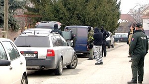 Razia na drogy, kukláči zatkli troch ľudí