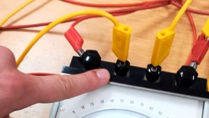 Študenta počas vyučovania zasiahol elektrický prúd. Maturant bojuje o život