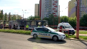 Muž spadol pod električku, ťahala ho 50 metrov