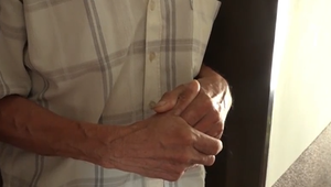 Dôchodcu surovo sotili na zem a okradli. Páchateľ má len 13 rokov