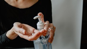 Grécko prišlo s praktickým riešením nedostatku dezinfekčných prostriedkov